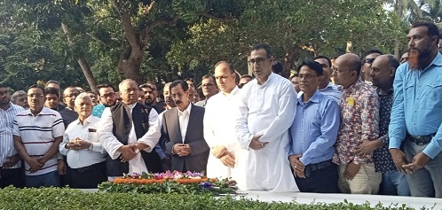 বঙ্গবন্ধুর সমাধিতে শেখ সেলিম এমপির শ্রদ্ধা নিবেদন