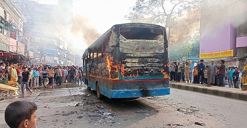 অবরোধের দ্বিতীয় দিনে গুলিস্তানে বাসে আগুন