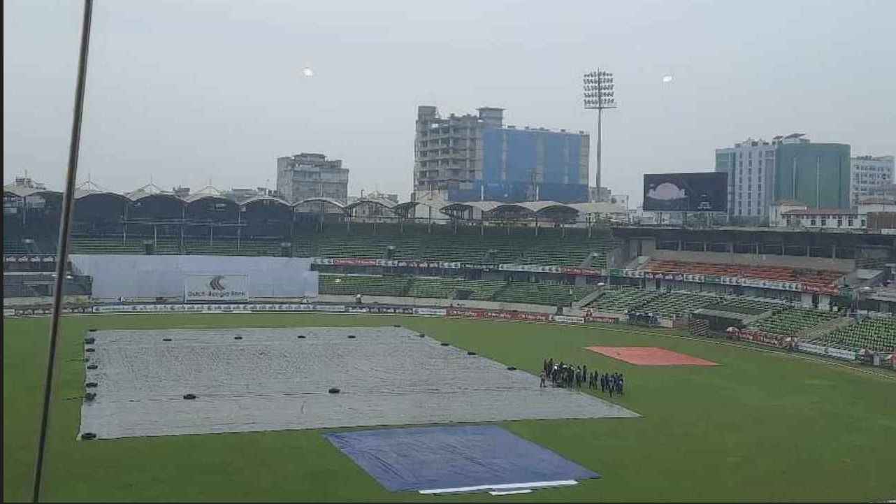 বৃষ্টিতে বন্ধ তৃতীয় দিনের খেলা