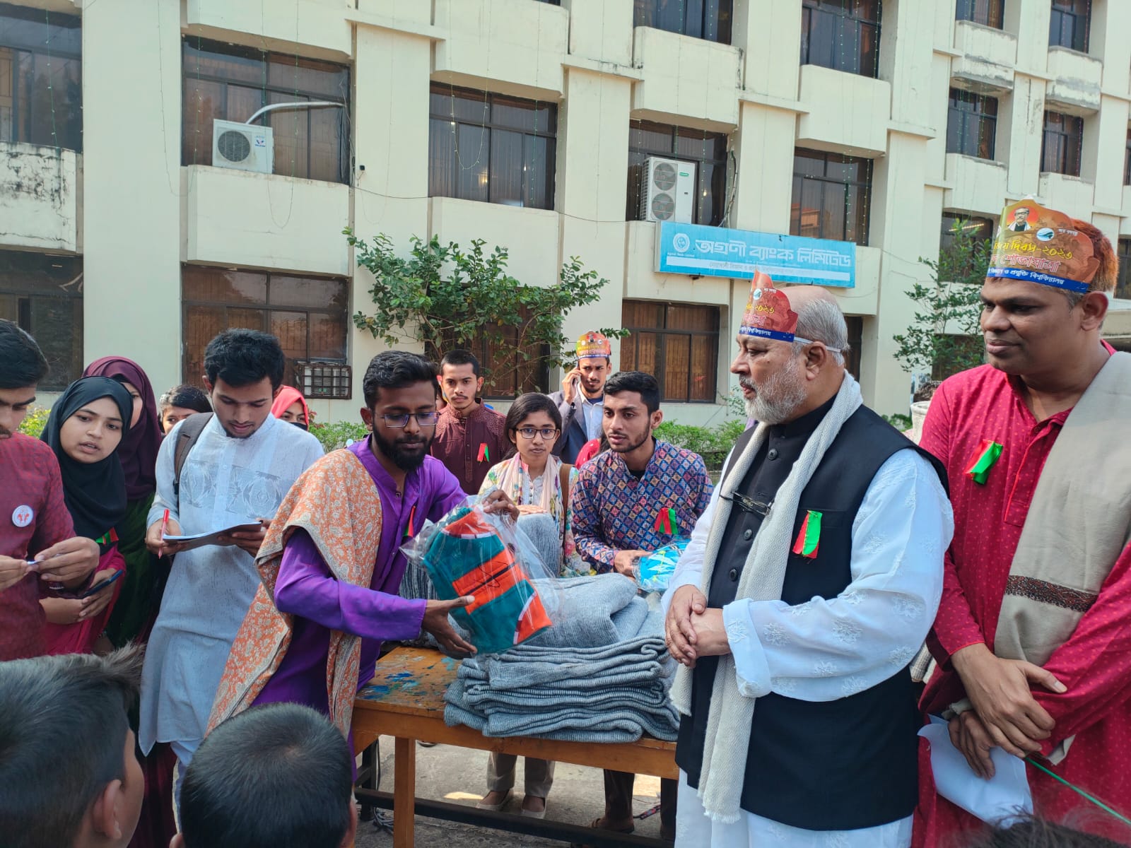 বিজয় দিবসে শীতবস্ত্র বিতরণ করল "নোবিপ্রবির চলো পাল্টাই ফাউন্ডেশ"