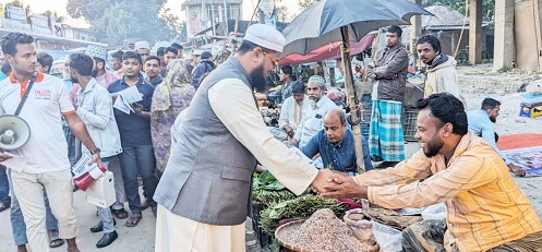 ভোটারদের দ্বারে দ্বারে ইসলামী ঐক্যজোটের প্রার্থী মুফতি খোরশেদ
