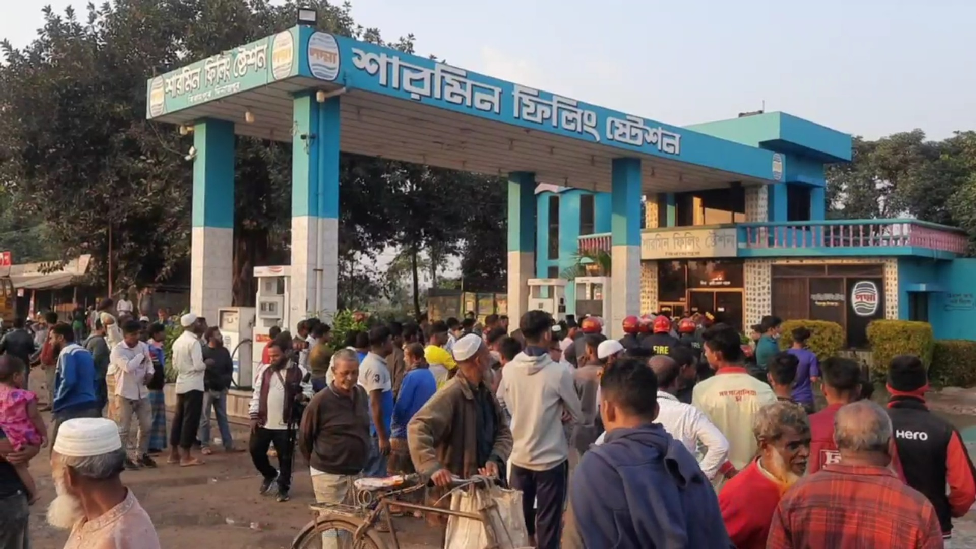 বিরামপুরে তেল পাম্পের আগুন  ৪০ মিনিট পর নিয়ন্ত্রণে