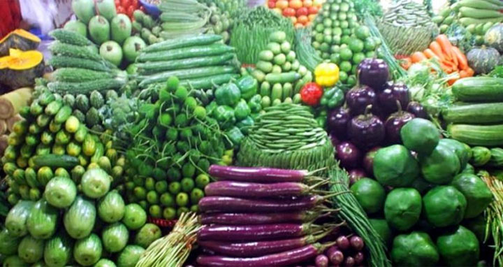 সবজির বাজার চড়া, বেড়েছে তেলের দামও