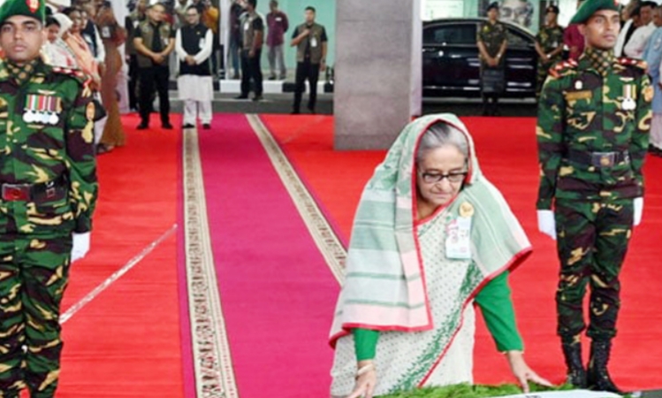 বঙ্গবন্ধুর প্রতিকৃতিতে শেখ হাসিনার শ্রদ্ধা