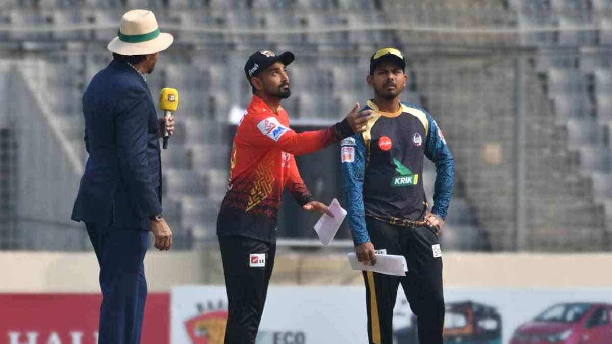 বিপিএলের উদ্বোধনী ম্যাচে ব্যাটিংয়ে কুমিল্লা , দুই দলের একাদশে যারা