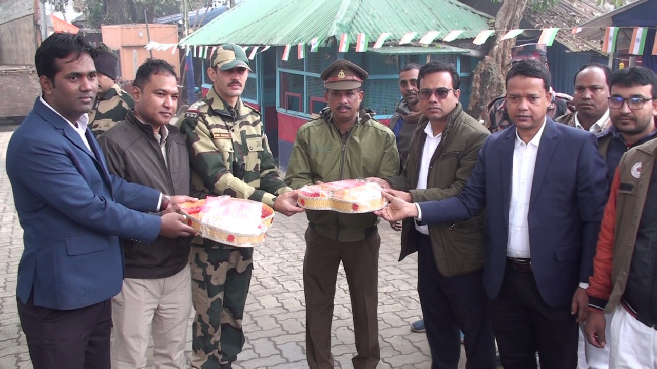 হিলিতে কাস্টমস দিবসে ভারতের কাস্টমসের সাথে শুভেচ্ছা বিনিময়