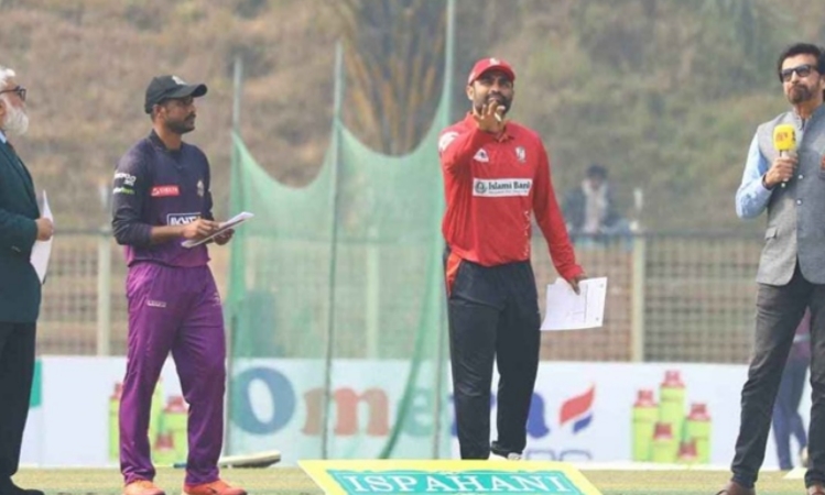 টসে জিতে বোলিংয়ে বরিশাল