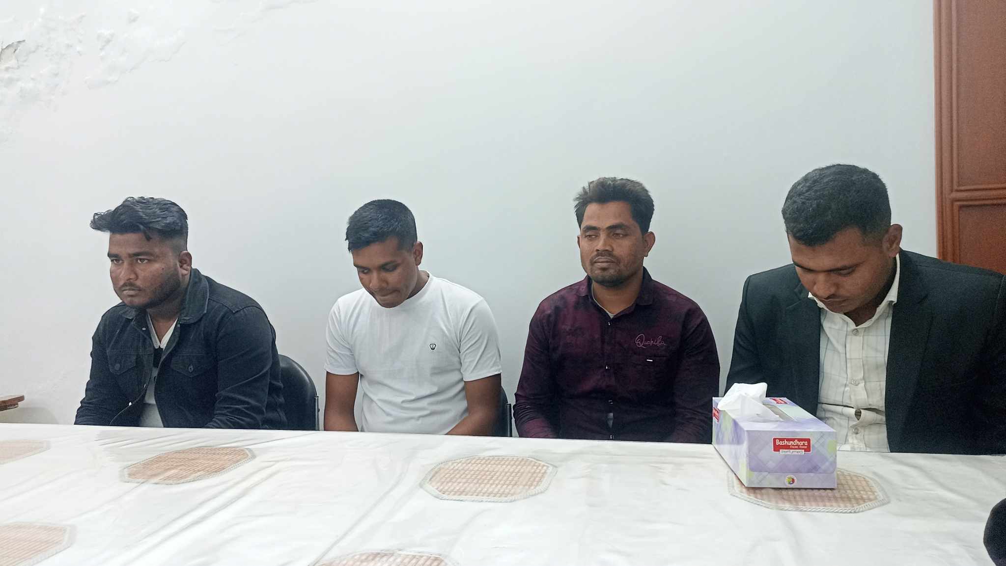 রাজশাহী বিশ্ববিদ্যালয়ে চাকুরি দেওয়ার নামে প্রতারণার অভিযোগে আটক ৪