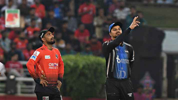 ফাইনালে ওঠার লড়াইয়ে রংপুরের বিপক্ষে বোলিংয়ে কুমিল্লা