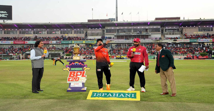 টস জিতে কুমিল্লাকে ব্যাটিংয়ে পাঠালো বরিশাল