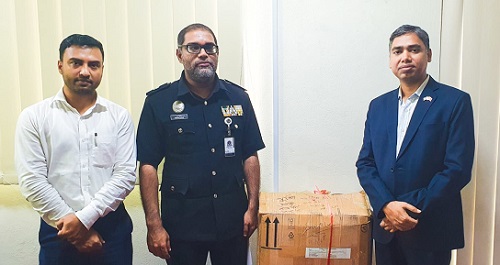 মালদ্বীপে কারাবন্দী প্রবাসী বাংলাদেশীদের জন্য বস্ত্র প্রধান করেন দূতাবাস