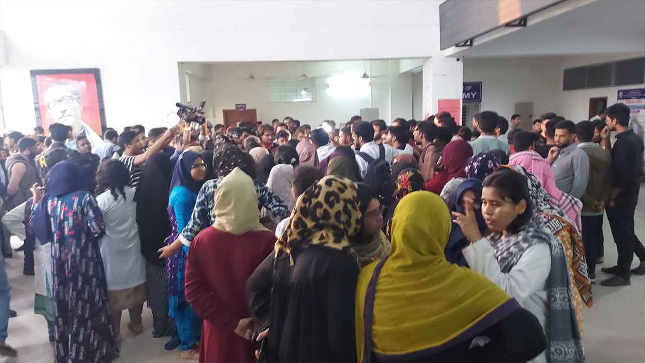 সিরাজগঞ্জে মেডিকেল শিক্ষার্থীকে গুলি করলেন শিক্ষক