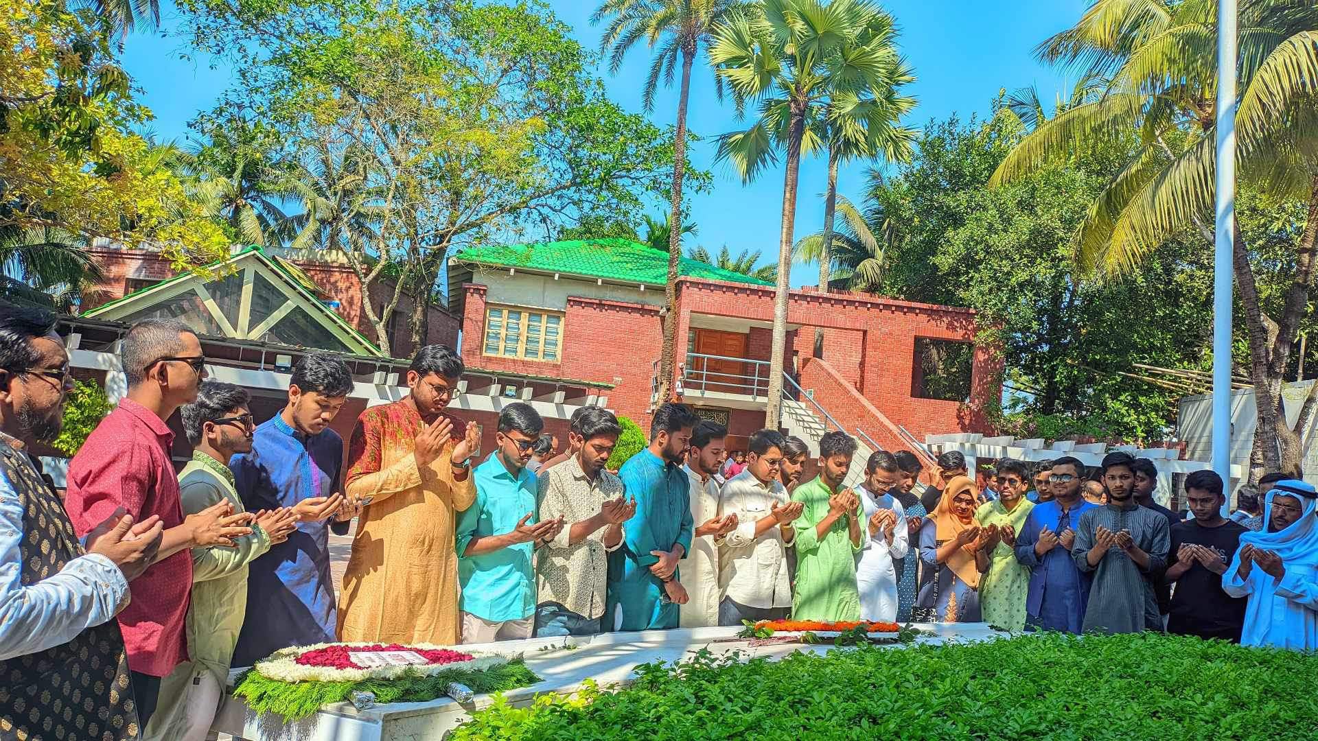 বঙ্গবন্ধুর সমাধিতে বশেমুরবিপ্রবি প্রেসক্লাবের নবনির্বাচিত কমিটির শ্রদ্ধা নিবেদন