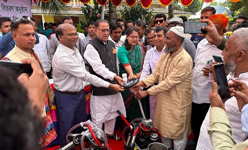 ফরিদপুরে খামারীদের মধ্যে মিল্কিং মেশিন বিতরণ