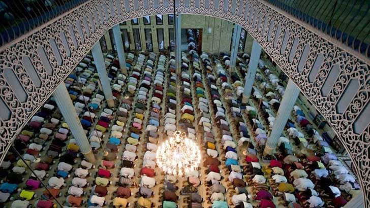 সূরা তারাবির এক রাকাতে বিভিন্ন আয়াত তিলাওয়াত করা কি ঠিক?