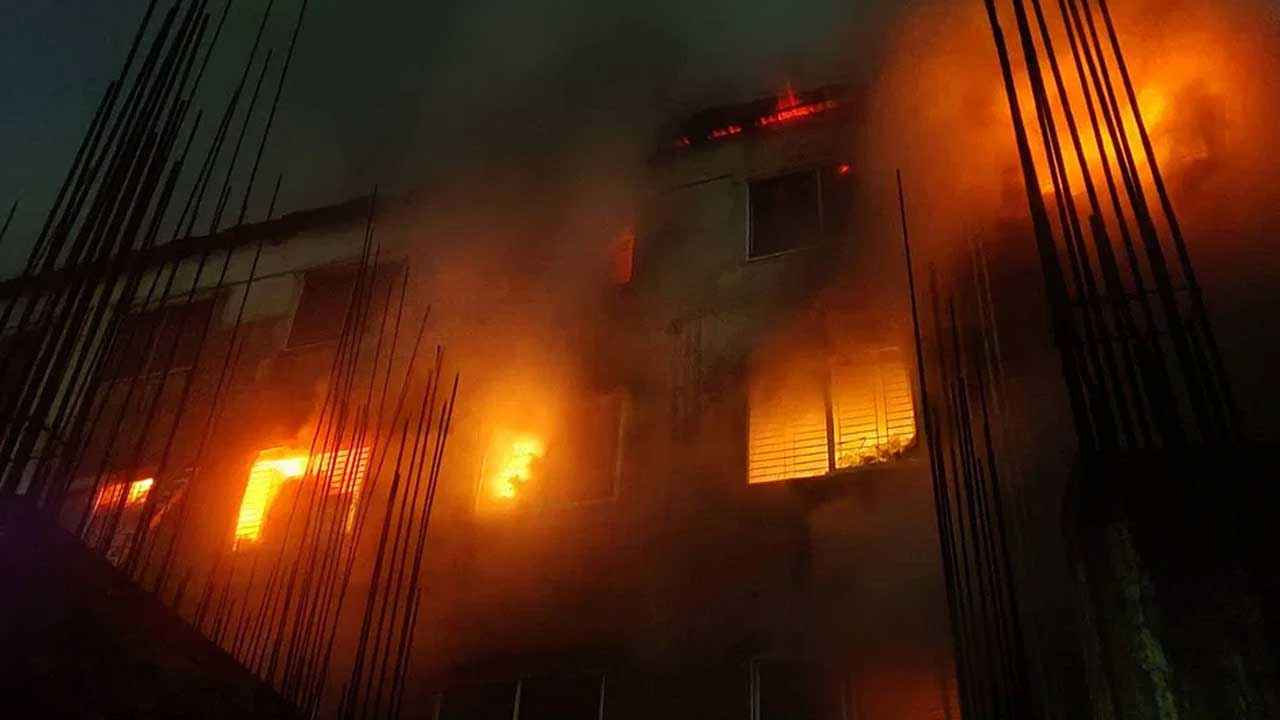 ৮ ঘণ্টা ধরে জ্বলছে কাপড়ের গোডাউন