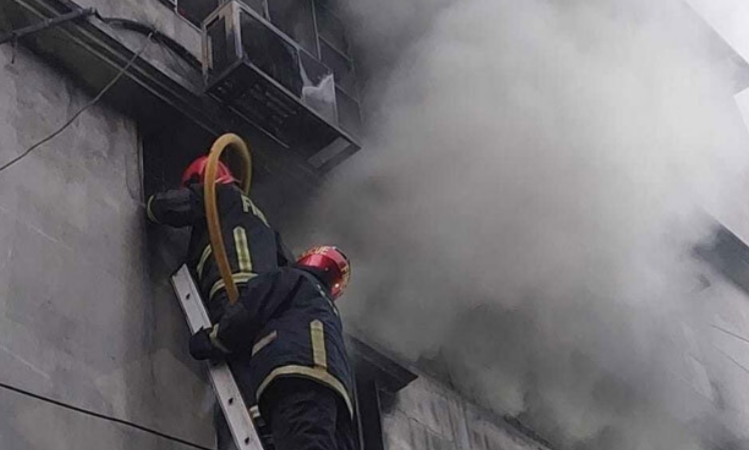 চকবাজারে রাসায়নিক গুদামের আগুন নিয়ন্ত্রণে