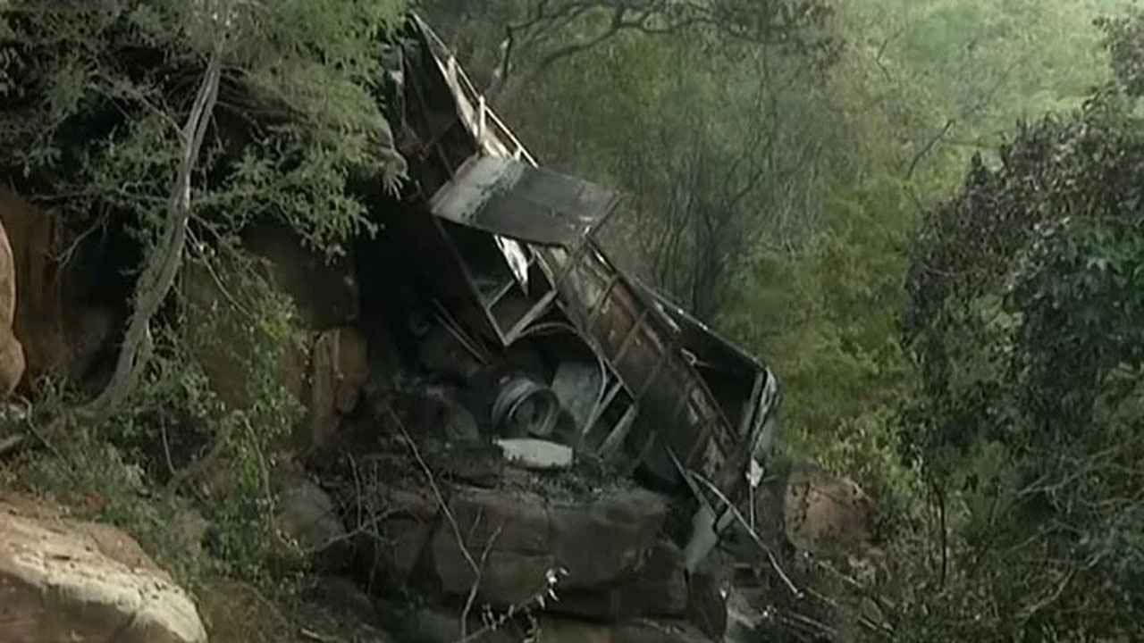 দক্ষিণ আফ্রিকায় সেতু থেকে নিচে পড়ে মুর্হূতে বাসে আগুন, নিহত ৪৫