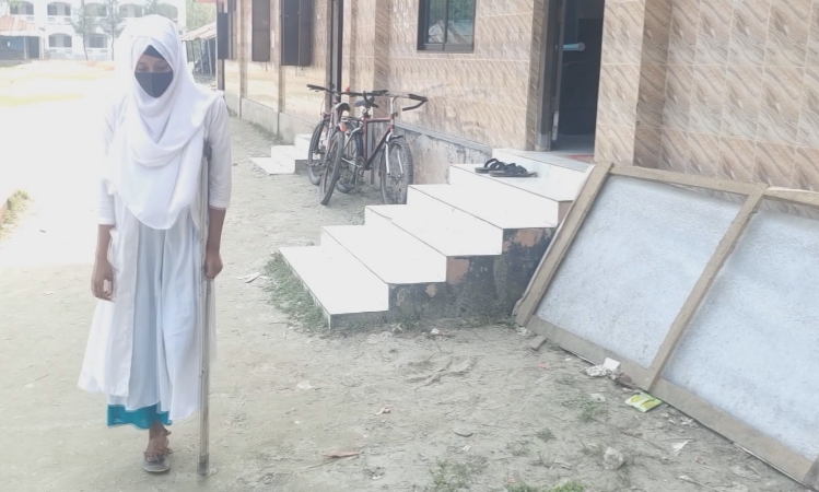এক পায়ে তিন কিলোমিটার হেঁটে কলেজে যায় ইয়াছমিন