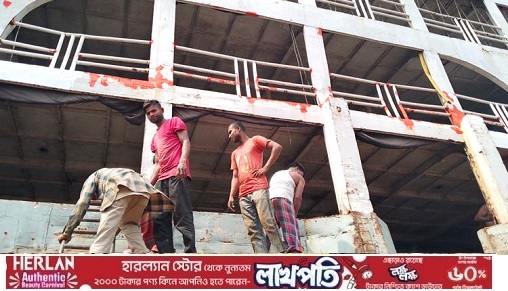 ঈদ উপলক্ষে রঙের প্রলেপে সজ্জিত হচ্ছে লঞ্চ