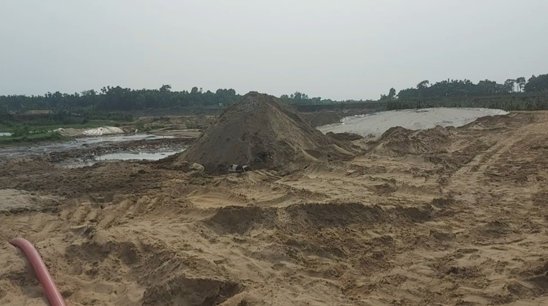 রামুর কলঘরে অবৈধ বালু মহালে এস্কেভেটরের ধাক্কায় শ্রমিকের মৃত্যু