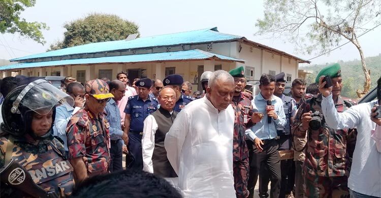 সন্ত্রাসীদের বিরুদ্ধে সাঁড়াশি অভিযানের ঘোষণা স্বরাষ্ট্রমন্ত্রীর