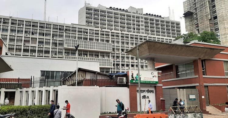 সোমবার খুলছে অফিস-আদালত, ট্রেন-বাসে রাজধানীতে ফিরছেন কর্মজীবীরা