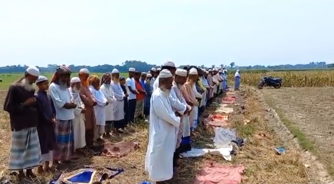 তীব্র তাপপ্রবাহে বৃষ্টি কামনায় সালথায় বিশেষ নামাজ আদায়