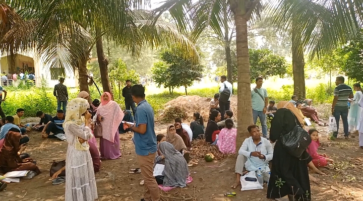 সন্তান ভর্তিযুদ্ধে: বাইরে অভিভাবকরা দিচ্ছেন অন্যরকম পরীক্ষা