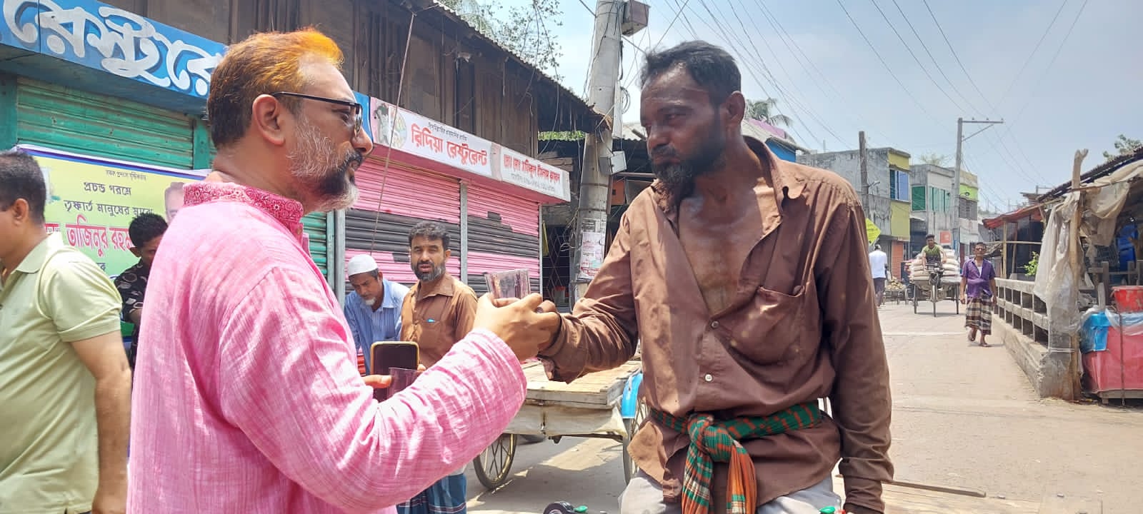 মোরেলগঞ্জে তৃষ্ণার্ত মানুষের মাঝে যুবলীগ নেতার শরবত বিতরণ