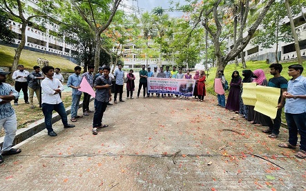 শিক্ষকের উপর হামলার প্রতিবাদে কুবিতে  বিভাগীয় শিক্ষার্থীদের মানববন্ধন