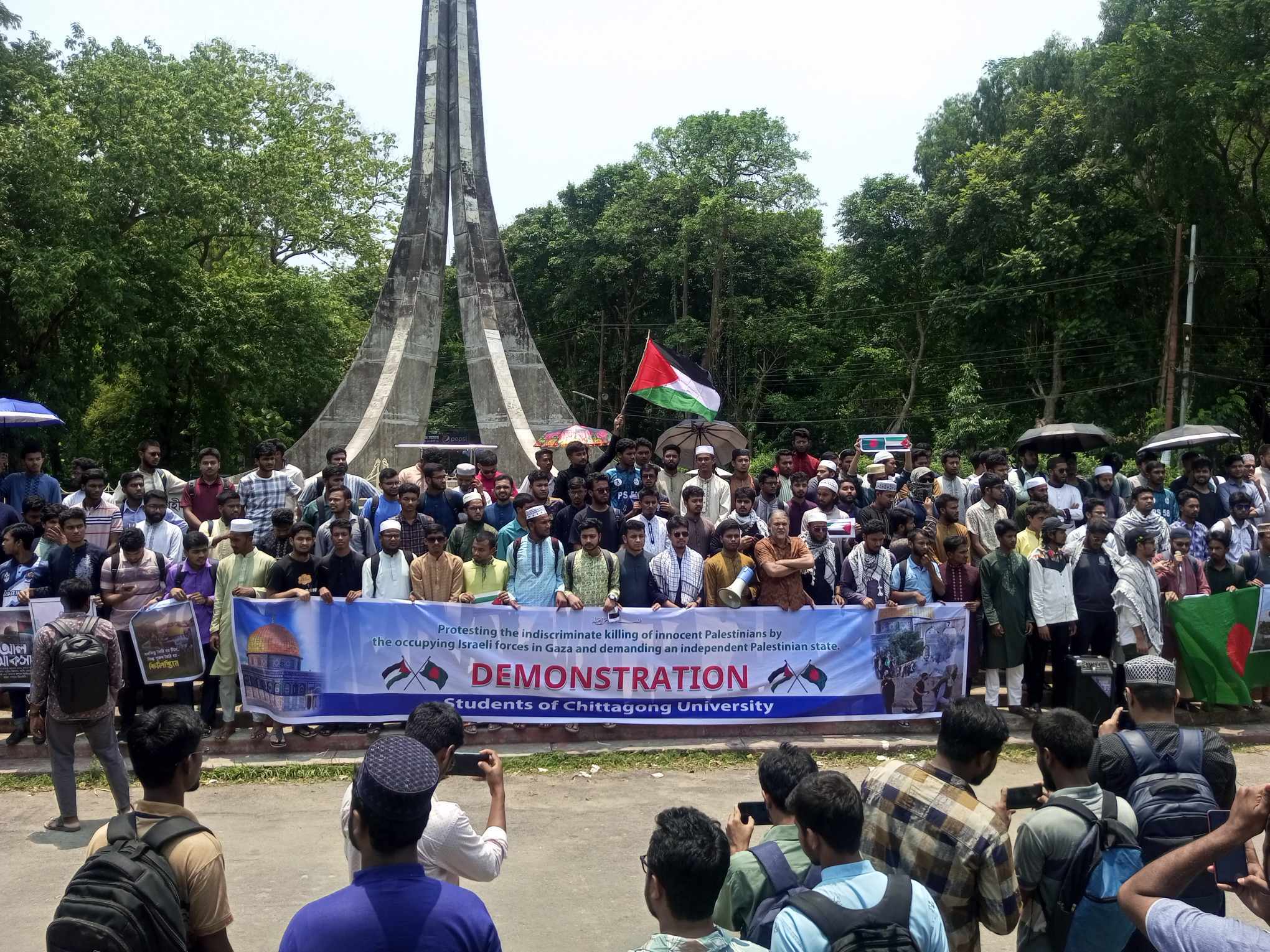 ফিলিস্তিনের স্বাধীনতার দাবিতে চবিতে মানববন্ধন