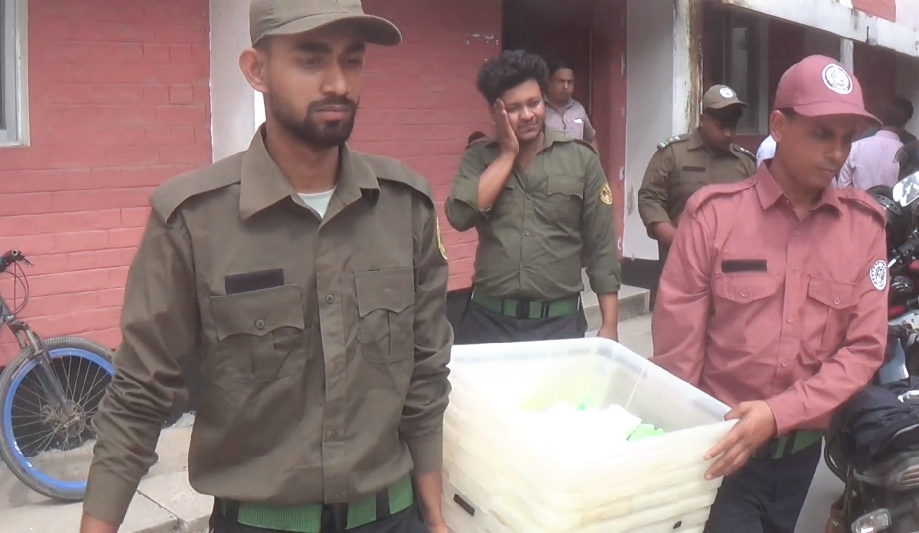 ফরিদপুরে ৩ উপজেলায় নির্বাচনের সকল প্রস্তুতি সম্পন্ন, নির্বাচনী সরঞ্জাম হস্তান্তর