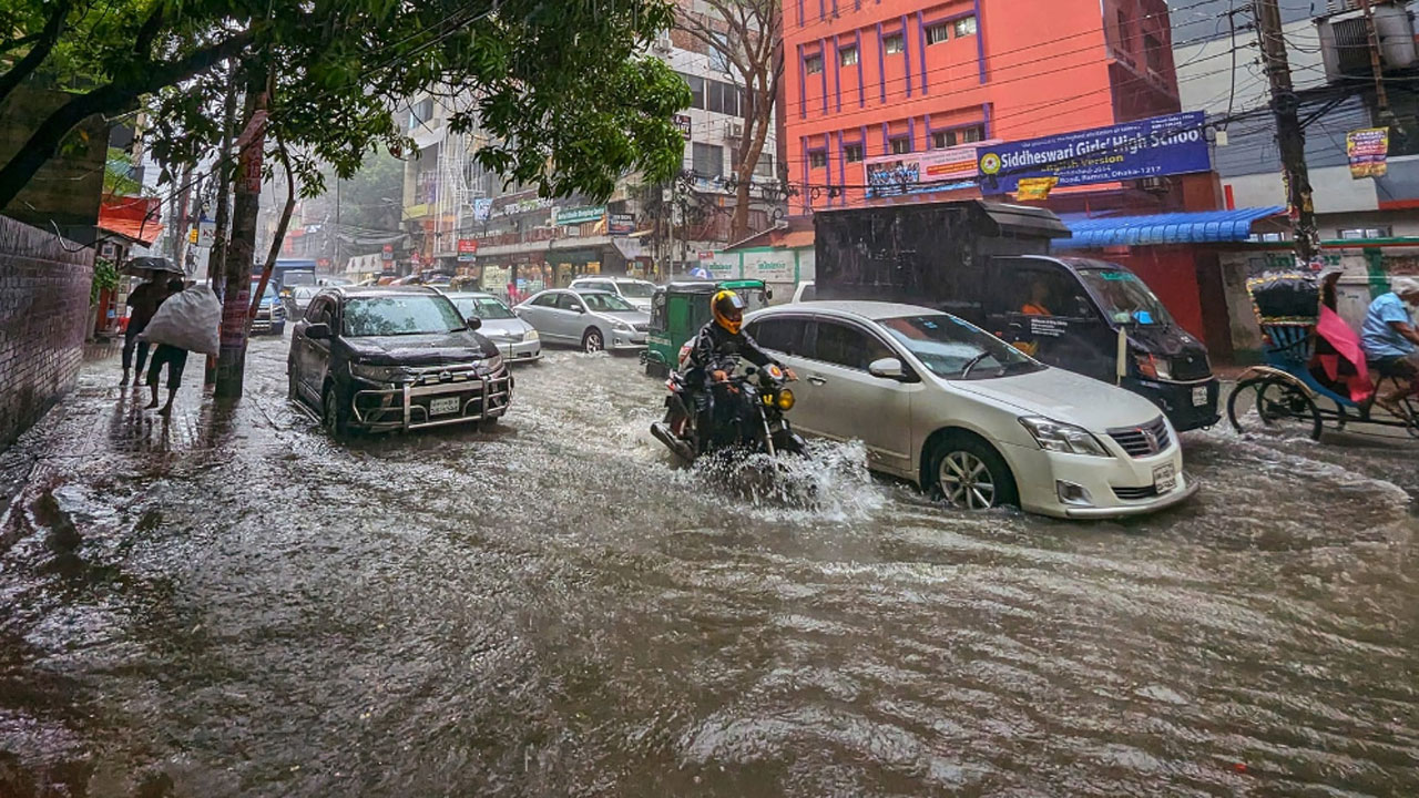 পানির নিচে ঢাকার সড়ক অলি-গলি
