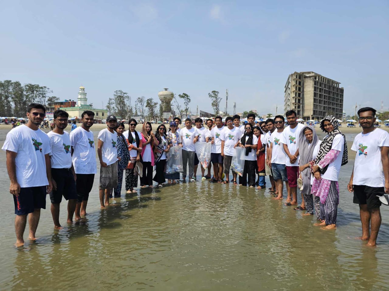 বিশ্ব পরিবেশ দিবসে সমুদ্রসৈকতে পরিচ্ছন্নতা অভিযানে শেকৃবি শিক্ষার্থীরা