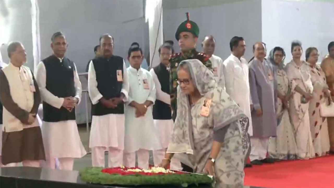 ছয় দফা দিবসে বঙ্গবন্ধুর প্রতিকৃতিতে প্রধানমন্ত্রীর শ্রদ্ধা