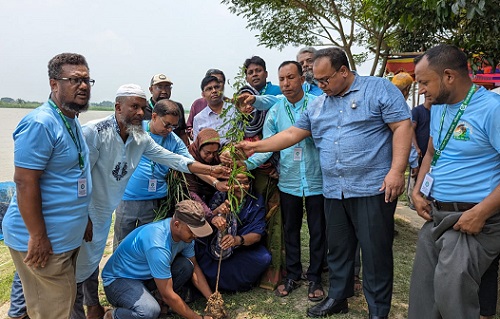 তিন ব্যাক্তিকে সন্মাননা স্মারক প্রদান করলো পরিবেশ উন্নয়ন ফোরাম