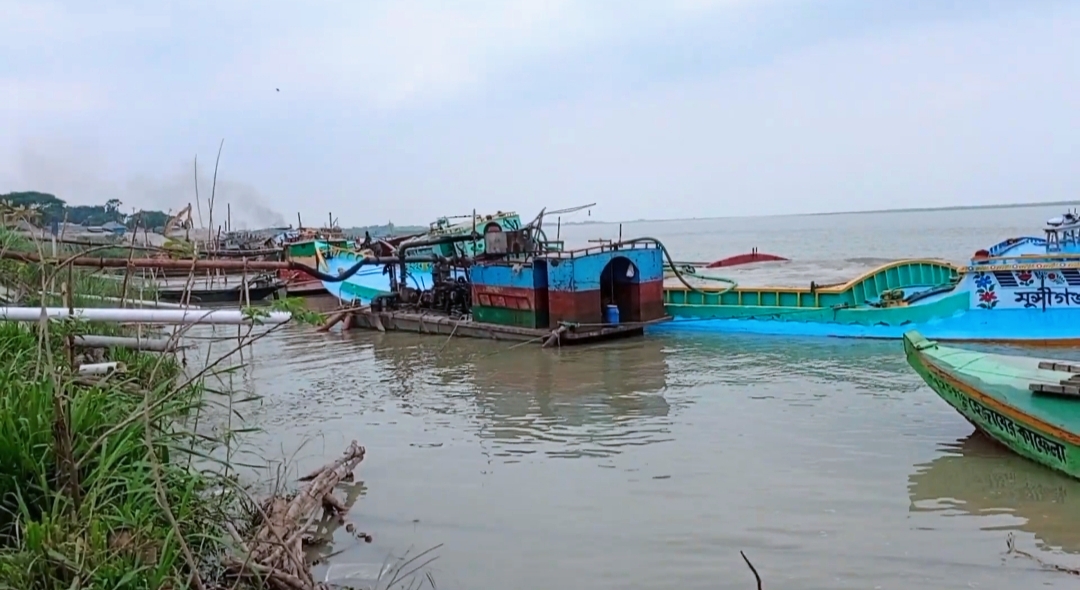 ফরিদপুরে অবৈধভাবে বালি তোলার সময় ড্রেজার সহ গ্রেফতার ২