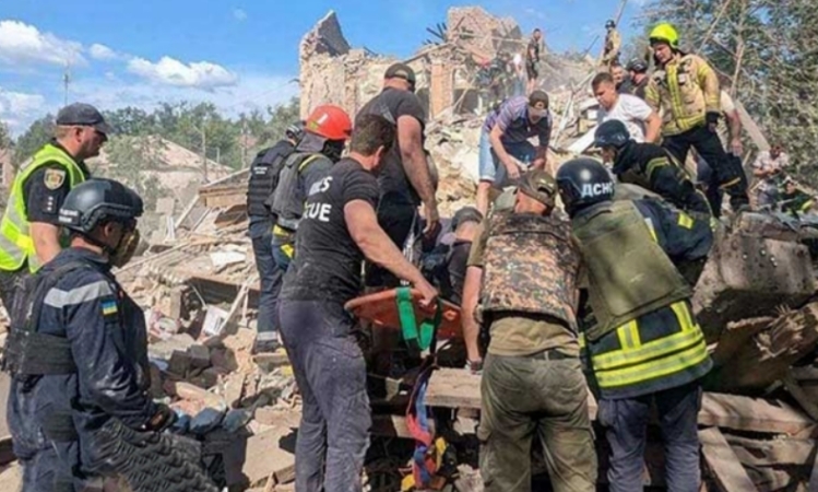 জেলেনস্কির শহরে রাশিয়ার ক্ষেপণাস্ত্র হামলায় নিহত ৯