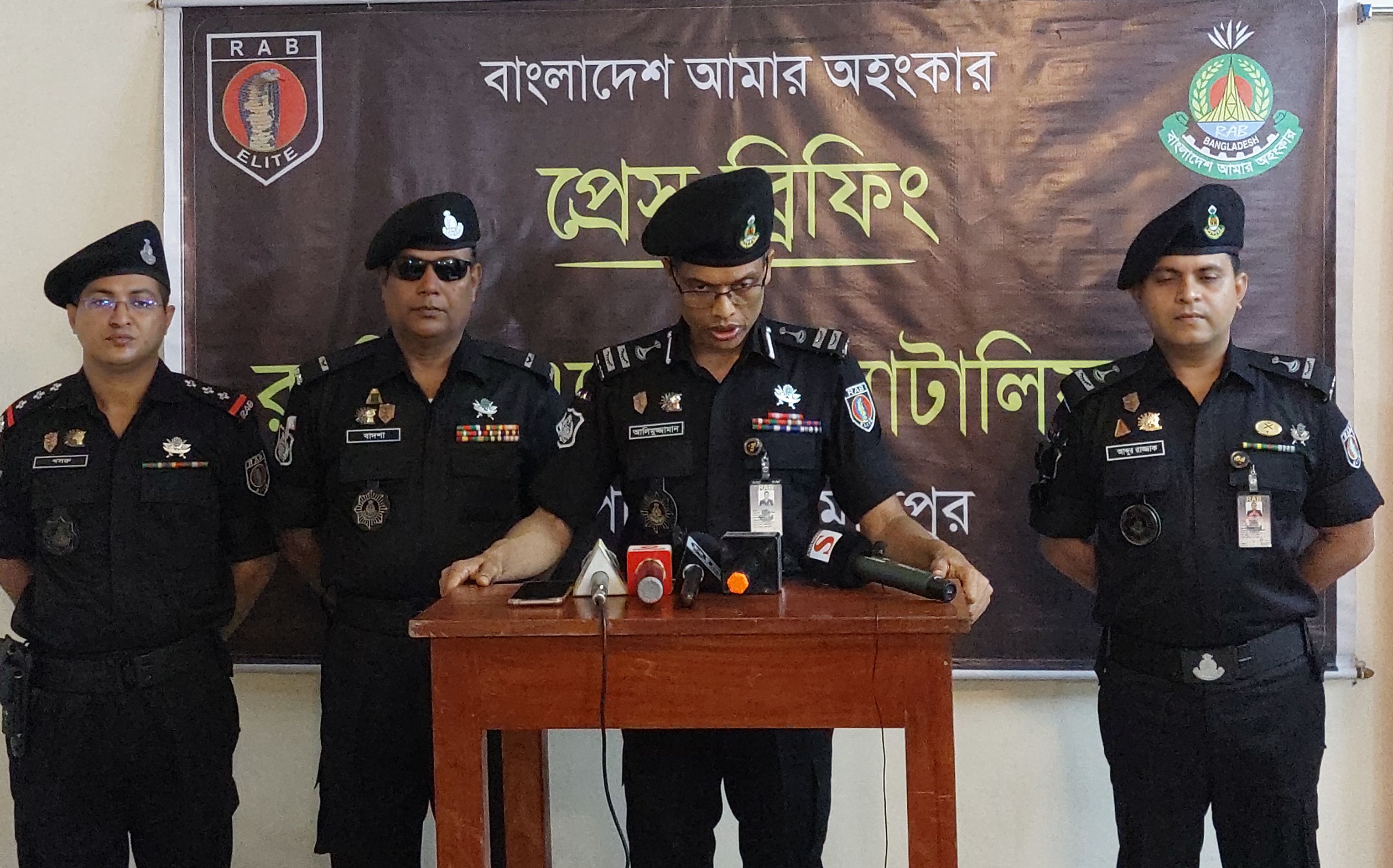 রাজীবপুরে গণধর্ষণের ঘটনায় র্যাবের সংবাদ সম্মেলন: আসামিরা নিহতের স্বামীর পূর্বপরিচিত