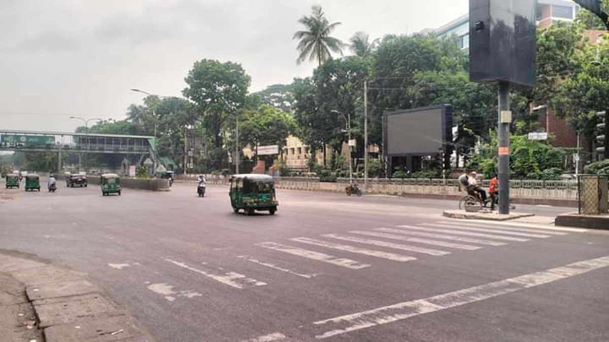 চিরচেনা যানজটের রাজধানী এখন ফাঁকা