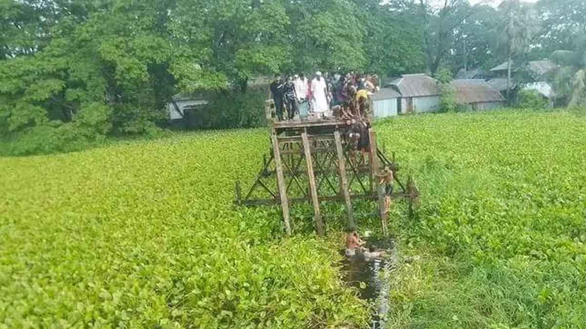 বরগুনায় সেতু ভেঙে মাইক্রোবাস খালে, ১০ বরযাত্রী নিহত