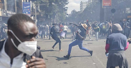 কেনিয়ায় নতুন আইনের বিরুদ্ধে বিক্ষোভ, সংসদ ভবনে আগুন