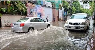 বৃষ্টিতে রাজধানীতে জলাবদ্ধতা, পথে পথে দুর্ভোগ