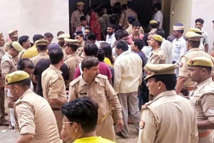 হাথরসে পদদলিত হয়ে মৃত্যু বেড়ে ১২১, গ্রেফতার হচ্ছেন ভোলে বাবা