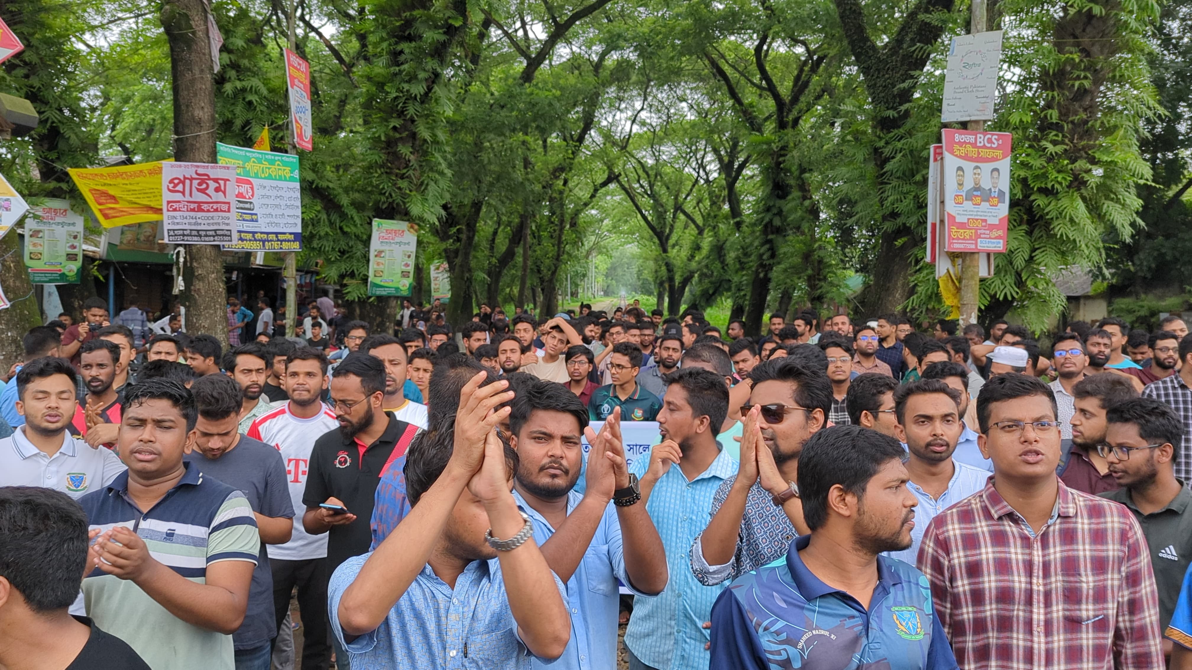 বাকৃবিতে ২য় দিনের মতো চলমান ট্রেন থামিয়ে কোটাবিরোধী আন্দোলন