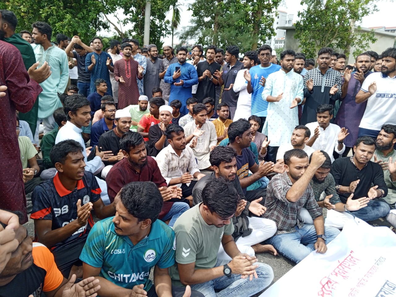 কোটা বহালের প্রতিবাদে মহাসড়কে বশেমুরবিপ্রবি শিক্ষার্থীরা