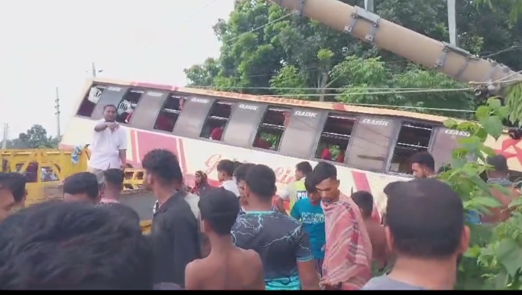 ফরিদপুরে বাস- পিকআপ মুখোমুখি সংঘর্ষ : নিহত ২, আহত ১৫ জন