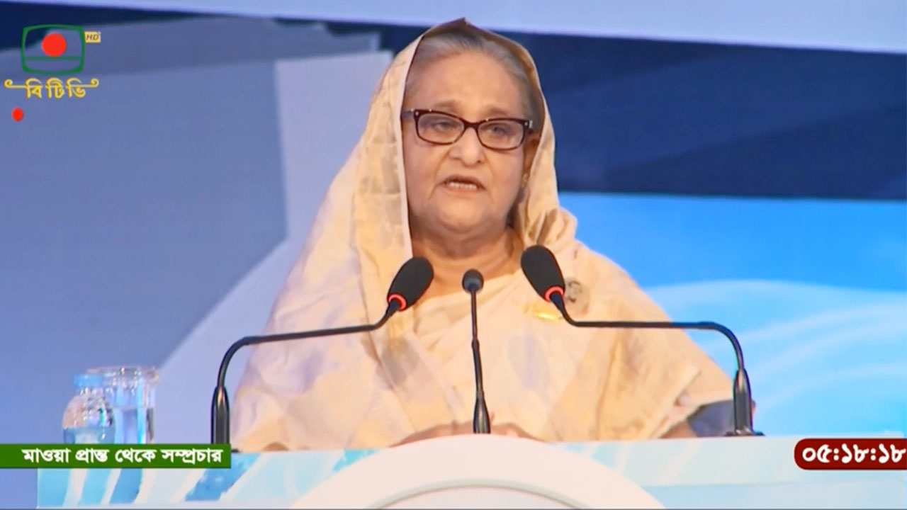 অনেক ঝড়ঝাপটা পার করে পদ্মা সেতু নির্মাণ করতে হয়েছে