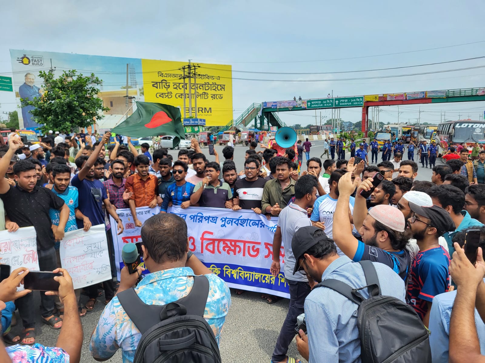 মাভাবিপ্রবি শিক্ষার্থীদের ঢাকা-টাঙ্গাইল মহাসড়ক অবরোধ, দীর্ঘ যানজট